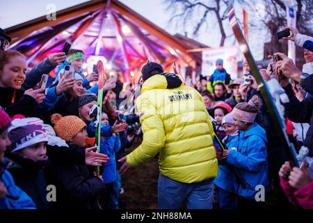 20. Februar 2023, Bayern, Fischen im Allgäu: Parallel Giant Slalom World Champion Alexander Schmid spaziert während seines Empfangs nach den Alpine World Ski Championships in Courchevel und Meribel durch ein Skilaufen. Foto: Tom Weller/dpa Stockfoto