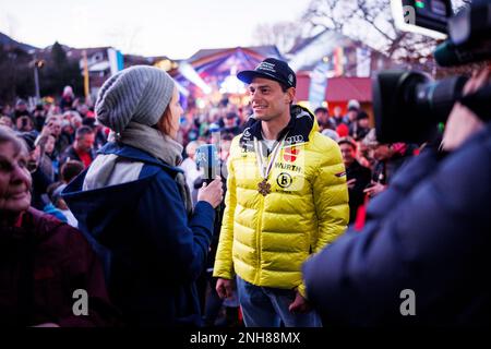 20. Februar 2023, Bayern, Fischen im Allgäu: Parallelriesen-Slalom-Weltmeister Alexander Schmid wird von Bayrischer Rundfunk bei seinem Empfang nach der Alpen-Ski-Weltmeisterschaft in Courchevel und Meribel interviewt. Foto: Tom Weller/dpa Stockfoto