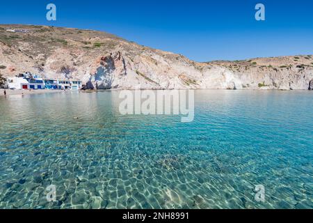 Strand mit Häusern am Meer in Firopotamos Village, Milos Stockfoto