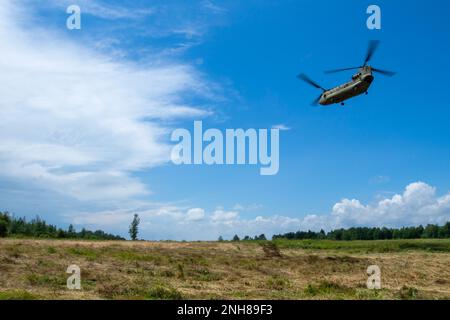 Eine New York Army National Guard CH-47 Chinook startet mit einer simulierten Luftnotfallmission während der exportablen Kampfausbildung am 22-01. Juli 21, 2022, auf Fort Drum, New York. Stockfoto