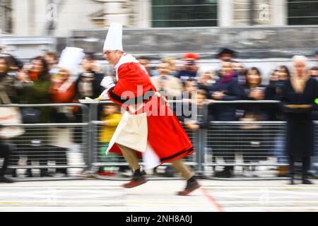 London, Großbritannien. 21. Februar 2023. Die Liverien wetteifern gegeneinander. Beim jährlichen Inter Livery Pancake Race treten Teams von Teilnehmern der City of London Worshipful Companies am Shrove Tuesday (oft als „Pancake Day“ bezeichnet) in Guildhall Yard an und tragen ausgefallene Kleidung, die ihrem Beruf entspricht. Kredit: Imageplotter/Alamy Live News Stockfoto