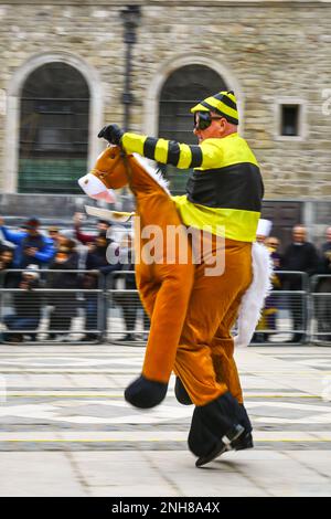 London, Großbritannien. 21. Februar 2023. Die Liverien wetteifern gegeneinander. Beim jährlichen Inter Livery Pancake Race treten Teams von Teilnehmern der City of London Worshipful Companies am Shrove Tuesday (oft als „Pancake Day“ bezeichnet) in Guildhall Yard an und tragen ausgefallene Kleidung, die ihrem Beruf entspricht. Kredit: Imageplotter/Alamy Live News Stockfoto