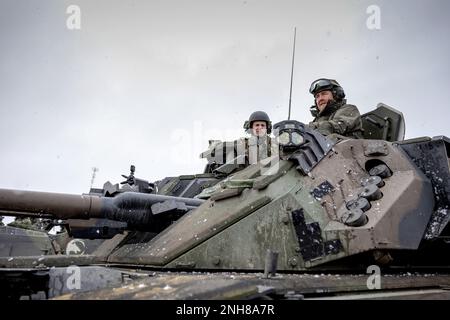 Pabrade, Litauen. 21. Februar 2023. PABRADE - König Willem-Alexander nimmt an einer Übung während seines Besuchs bei niederländischen Soldaten im Pabrade Training Area, Litauen, Teil. Die Soldaten sind Teil der verstärkten Frontpräsenz der NATO. ANP ROBIN VAN LONKHUIJSEN niederlande Out - belgien Out Credit: ANP/Alamy Live News Stockfoto