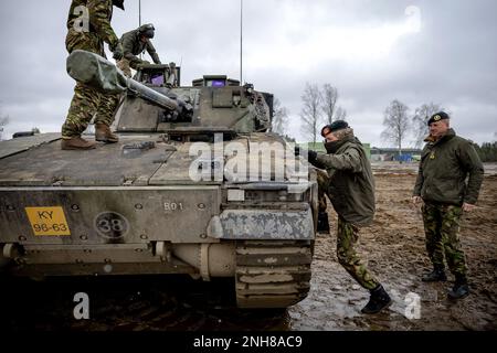Pabrade, Litauen. 21. Februar 2023. PABRADE - König Willem-Alexander nimmt an einer Übung während seines Besuchs bei niederländischen Soldaten im Pabrade Training Area, Litauen, Teil. Die Soldaten sind Teil der verstärkten Frontpräsenz der NATO. ANP ROBIN VAN LONKHUIJSEN niederlande Out - belgien Out Credit: ANP/Alamy Live News Stockfoto