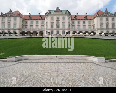 Vor dem Schloss in der polnischen Hauptstadt warschau im woiwodschaft Masowien, wolkiger blauer Himmel am 2019. Warmen, sonnigen Sommertag am Juli. Stockfoto