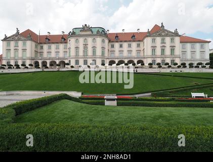 Schloss im Garten in der polnischen Hauptstadt warschau im woiwodschaft Masowien, wolkiger blauer Himmel am 2019. Warmen, sonnigen Sommertag am Juli. Stockfoto