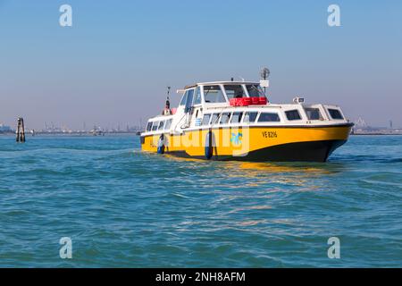 Alilaguna Boot, Wasserboot Transport zwischen dem Flughafen und Venedig, in Venedig, Italien im Februar Stockfoto