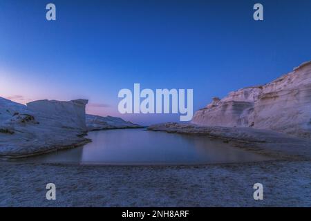 Sarakiniko Strand in der Abenddämmerung, Milos Stockfoto