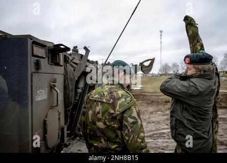 Pabrade, Litauen. 21. Februar 2023. PABRADE - König Willem-Alexander nimmt an einer Übung während seines Besuchs bei niederländischen Soldaten im Pabrade Training Area, Litauen, Teil. Die Soldaten sind Teil der verstärkten Frontpräsenz der NATO. ANP ROBIN VAN LONKHUIJSEN niederlande Out - belgien Out Credit: ANP/Alamy Live News Stockfoto