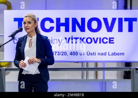 Veronika Hladova, Direktorin von Technovit a.s., einem Gemeinschaftsunternehmen der Linde-Gruppe (50 %) und VITKOVICE a. s. (50 %). Das Produktionswerk liefert komplette Acetylenflaschen und Flaschenbündel, es befasst sich auch mit der regelmäßigen Prüfung und Renovierung technischer Gasflaschen und der vollständigen ökologischen Entsorgung von Acetylenflaschen in Usti nad Labem, 21. Februar 2023. (CTK Photo/Ondrej Hajek) Stockfoto