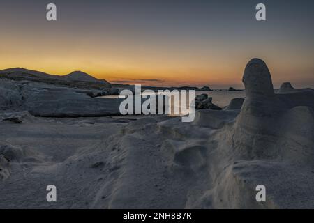 Sarakiniko Klippe in der Abenddämmerung, Milos Stockfoto