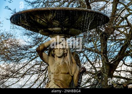 Brunnen und Statue im Iveagh Gardens Park, Dublin Stockfoto