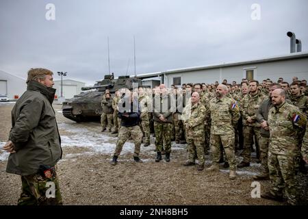 Pabrade, Litauen. 21. Februar 2023. PABRADE - König Willem-Alexander spricht während seines Besuchs bei niederländischen Soldaten im Ausbildungsgebiet Pabrade in Litauen vor den Truppen. Die Soldaten sind Teil der verstärkten Frontpräsenz der NATO. ANP ROBIN VAN LONKHUIJSEN niederlande Out - belgien Out Credit: ANP/Alamy Live News Stockfoto