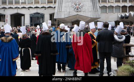 London, Großbritannien. 21. Februar 2023. Shrove Tuesday Livery Companies Pancake Race, Guildhall London UK Credit: Ian Davidson/Alamy Live News Stockfoto