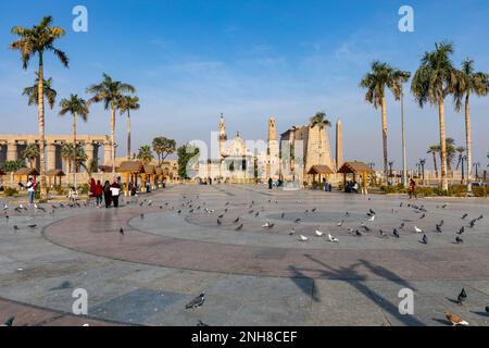 Der Platz vor dem Luxor-Tempel in der Nähe des Minaretts der Ahmed Negm-Moschee. Luxor, Ägypten. Stockfoto