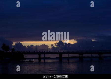 Die goldene Stunde ist der richtige Zeitpunkt, um Traumklimas zu übertragen. Die Wolken und der Himmel vermischen sich und erzeugen eine bestimmte Textur am Horizont. Stockfoto