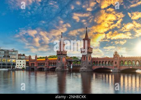 Berlin Deutschland, Skyline bei Sonnenuntergang an der Oberbaumbrücke und der Berliner Metro Stockfoto