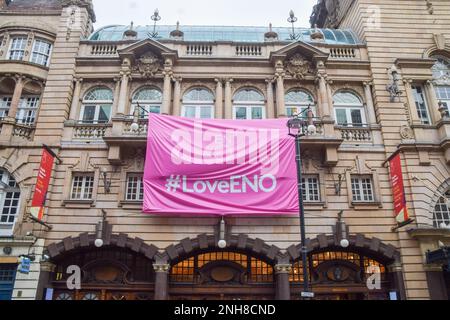 London, Großbritannien. 21. Februar 2023 Banner der englischen Nationaloper (ENO) vor dem London Coliseum Theatre, St Martin's Lane, West End. Stockfoto