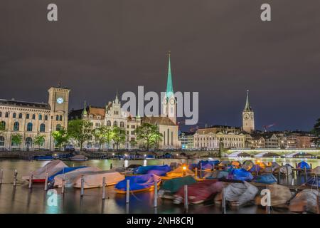 Zürich Schweiz, nächtliche Skyline der Stadt an der Fraumünster Kirche und der Münsterbrücke Stockfoto