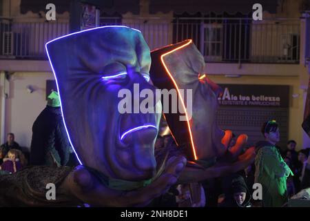 19. Februar 2023, Saviano, Kampanien/Neapel, Italien: Karneval der Provinz Saviano in Neapel. (Kreditbild: © Salvatore Esposito/Pacific Press via ZUMA Press Wire) NUR REDAKTIONELLE VERWENDUNG! Nicht für den kommerziellen GEBRAUCH! Stockfoto