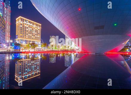 Incheon, Südkorea - 11. Oktober 2020: Hyperlapse des Tri-Bowl Building im Central Park im Bezirk Songdo, Incheon, Südkorea. Stockfoto