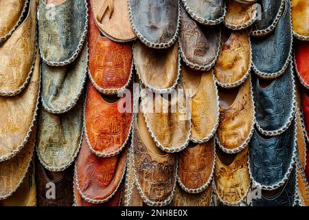 Traditionelle Lederschuhe im Souk von Kairo in Ägypten. Stockfoto