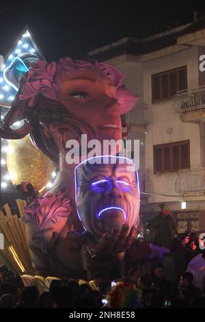 19. Februar 2023, Saviano, Kampanien/Neapel, Italien: Karneval der Provinz Saviano in Neapel. (Kreditbild: © Salvatore Esposito/Pacific Press via ZUMA Press Wire) NUR REDAKTIONELLE VERWENDUNG! Nicht für den kommerziellen GEBRAUCH! Stockfoto