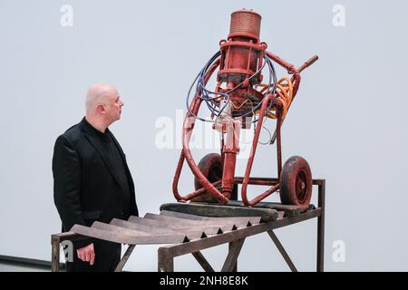 London, Großbritannien. 21. Februar 2023. Mitarbeiter posieren bei den Asset Strippers, 2019, eine Sammlung von mehreren Installationen. Die Hayward Gallery präsentiert die erste große Umfrage des renommierten britischen Installationsmitarbeiters Mike Nelson. "Mike Nelson: Extinction beckons" läuft bis zum 7. Mai. Kredit: Imageplotter/Alamy Live News Stockfoto