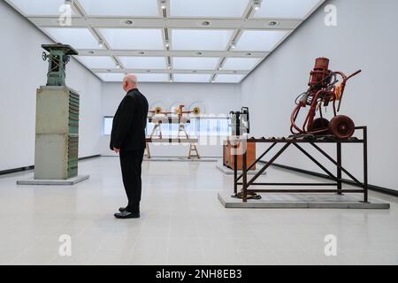 London, Großbritannien. 21. Februar 2023. Mitarbeiter posieren bei den Asset Strippers, 2019, eine Sammlung von mehreren Installationen. Die Hayward Gallery präsentiert die erste große Umfrage des renommierten britischen Installationsmitarbeiters Mike Nelson. "Mike Nelson: Extinction beckons" läuft bis zum 7. Mai. Kredit: Imageplotter/Alamy Live News Stockfoto
