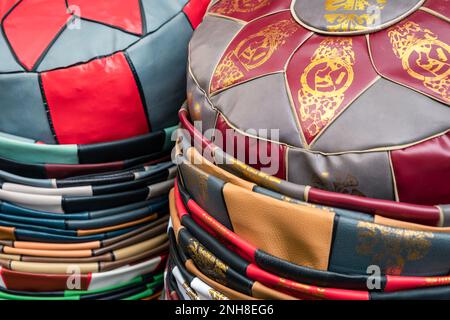 Bunte Handgemachte Souvenirs. Auswahl an traditionellen ägyptischen Souvenirs. Orientalischer Basar im nubischen Dorf. Assuan. Ägypten. Afrika. Stockfoto