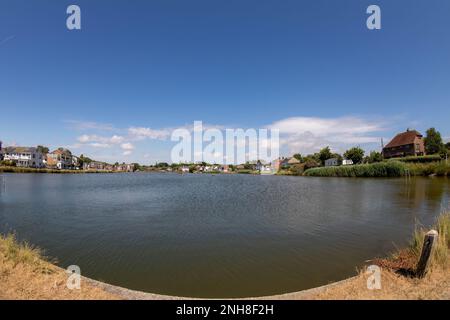 Der Mühlenteich Emsworth Hampshire England wurde durch eine Fischaugenlinse aufgenommen Stockfoto