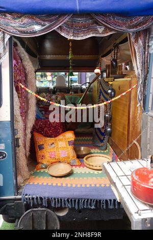 Interieur 1960er Campervan im Cotswold Motoring Museum, Bourton-on-the-Water, Gloucestershire, England, Großbritannien Stockfoto