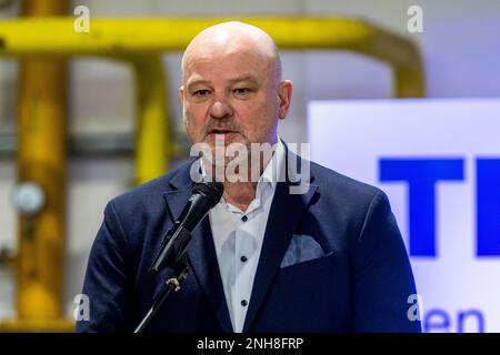 Usti Nad Labem, Tschechische Republik. 21. Februar 2023. Der Generaldirektor von Linde Gas Petr Partsch spricht während der feierlichen Eröffnung von Technovit a.s., einem Gemeinschaftsunternehmen der Linde-Gruppe (50 %) und VITKOVICE a. s. (50 %). Das Produktionswerk liefert komplette Acetylenflaschen und Flaschenbündel, es befasst sich auch mit der regelmäßigen Prüfung und Renovierung technischer Gasflaschen und der vollständigen ökologischen Entsorgung von Acetylenflaschen in Usti nad Labem, 21. Februar 2023. Kredit: Ondrej Hajek/CTK Photo/Alamy Live News Stockfoto