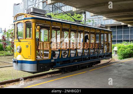 Die berühmte alte Straßenbahn Bonde de Santa Teresa in Rio de Janeiro, Brasilien. Gelbe Straßenbahn durch die Straßen des Santa Teresa Viertels von Rio de Stockfoto