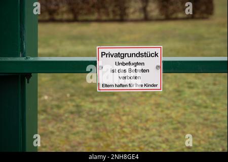 Nahaufnahme deutsches Warnschild „unbefugtes Betreten von Privatgrundstücken ist verboten“ Stockfoto