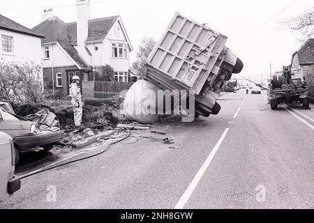 Nach einem Straßenverkehrsunfall im Dorf Stoford am A36 in der Nähe von Salisbury Wiltshire im März 1991 wird ein Lastwagen mit einem aufblasbaren Ball geborgen. Stockfoto