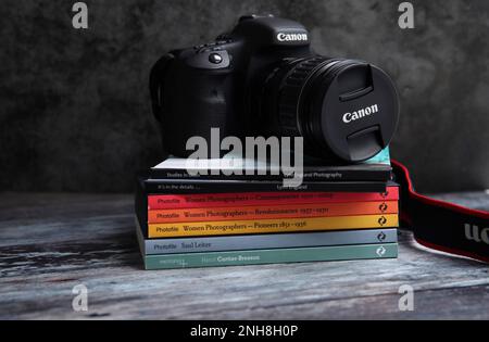 Canon DSLR im Standbild auf einem Stapel Fotobücher Stockfoto