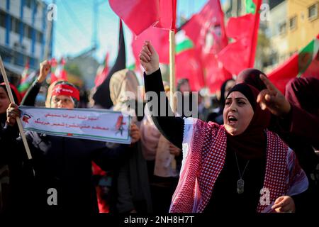 Deir Al-Balah, Gazastreifen, Palästina. 20. Februar 2023. Gaza, Palästina. 20. Februar 2023 Palästinensische Anhänger der Demokratischen Front für die Befreiung Palästinas nehmen an einem marsch von Mitgliedern der Nationalen Widerstandsbrigaden, des militärischen Flügels der DFLP, im Flüchtlingslager Nuseirat im zentralen Gazastreifen Teil. Die Veranstaltung wurde anlässlich des 54. Jahrestags der Gründung der palästinensischen Widerstandsbewegung organisiert (Kreditbild: © Yousef Mohammed/IMAGESLIVE via ZUMA Press Wire). Nicht für den kommerziellen GEBRAUCH! Stockfoto