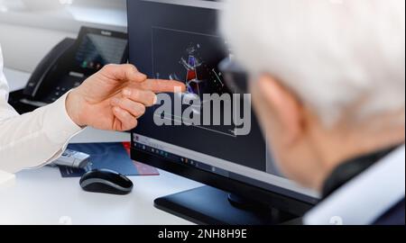 Anatomisches Modell des menschlichen Herzens in Arzthandlungen. Kardiologische Sprechstunde, Behandlung von Herzkrankheiten. Medizinisches Konzept Stockfoto