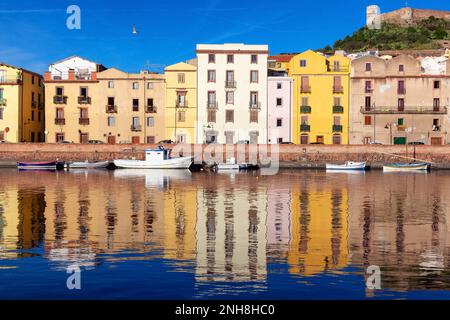 Fluss mit Häusern und Apartments in der Touristenstadt. Bosa, Sardinien, Italien. Stockfoto