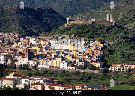 Häuser und Apartments in Touristic Town. Bosa, Sardinien, Italien. Stockfoto