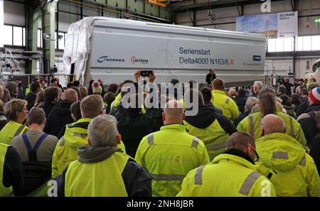 Rostock, Deutschland. 21. Februar 2023. Bei Nordex Energy beobachten die Mitarbeiter den feierlichen Beginn der Serienproduktion der 6-MW-Turbinen. Langfristig werden jährlich bis zu 150 der Gondeln gebaut, die fast 13 Meter lang und 7 Meter hoch sind und über 70 Tonnen wiegen. Kredit: Bernd Wüstneck/dpa/Alamy Live News Stockfoto