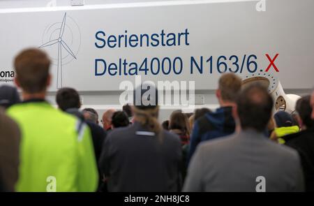 Rostock, Deutschland. 21. Februar 2023. Bei Nordex Energy beobachten die Mitarbeiter den feierlichen Beginn der Serienproduktion der 6-MW-Turbinen. Langfristig werden jährlich bis zu 150 der Gondeln gebaut, die fast 13 Meter lang und 7 Meter hoch sind und über 70 Tonnen wiegen. Kredit: Bernd Wüstneck/dpa/Alamy Live News Stockfoto