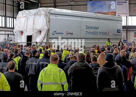 Rostock, Deutschland. 21. Februar 2023. Bei Nordex Energy beobachten die Mitarbeiter den feierlichen Beginn der Serienproduktion der 6-MW-Turbinen. Langfristig werden jährlich bis zu 150 der Gondeln gebaut, die fast 13 Meter lang und 7 Meter hoch sind und über 70 Tonnen wiegen. Kredit: Bernd Wüstneck/dpa/Alamy Live News Stockfoto