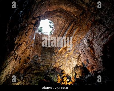 Loch in der Karsthöhle Grotte di Castellana in Italien mit schönen Lichtern Stockfoto