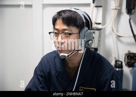 220728-N-VJ326-2235 PAZIFIK (28. Juli 2022) – Seemann Jo Jangbaek, aus Sacramento, Kalifornien, mans Netzterminal im Fo'c'le an Bord des Amphibienflugzeugträgers USS Tripoli (LHA 7), 28. Juli 2022. Tripolis ist im US-amerikanischen 7.-Flottengebiet tätig, um die Interoperabilität mit Verbündeten und Partnern zu verbessern und als einsatzbereite Eingreiftruppe zur Verteidigung des Friedens und zur Aufrechterhaltung der Stabilität in der Region Indo-Pazifik zu dienen. Stockfoto