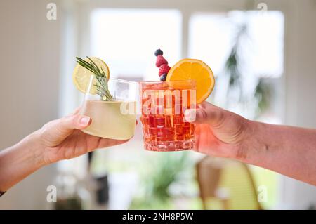 Berlin, Deutschland. 21. Februar 2023. Illustration: Zwei Frauen stoßen mit den alkoholfreien Cocktails Limello Spritz und Aperol Spritz an. Kredit: Annette Riedl/dpa/Alamy Live News Stockfoto