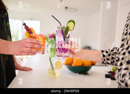 Berlin, Deutschland. 21. Februar 2023. Illustration: Zwei Frauen, die mit alkoholfreien Cocktails anstoßen ( Aperol Spritz und Gin Tonic ). Kredit: Annette Riedl/dpa/Alamy Live News Stockfoto