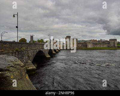 Limerick, Irland - 09 18 2015: Alte historische Brücke über den Fluss shannon im Stadtzentrum von Limerick. Stockfoto