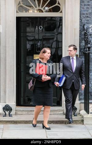 London, Großbritannien. 21. Februar 2023. Victoria Prentis, MP, Generalstaatsanwalt, und Robert Jenrick, MP, Staatsminister (Minister für Einwanderung) im Innenministerium. Die Minister nehmen an der wöchentlichen Kabinettssitzung in der Downing Street Teil, inmitten der berichteten Spannungen und potenziellen oder drohenden Rücktritte infolge der laufenden Verhandlungen über das Nordirland-Protokoll sowie anderer inhaltlicher Punkte zwischen den verschiedenen Sektionen der Konservativen Partei. Kredit: Imageplotter/Alamy Live News Stockfoto